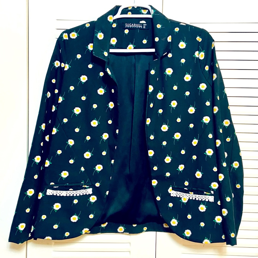 Great condition Sugarhill Boutique floral jacket with lace trimmed pockets